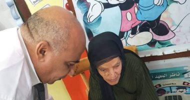 رئيس لجنة يخرج لسيدة كفيفة فى الفيوم لمساعدتها فى الإدلاء بصوتها .. صور
