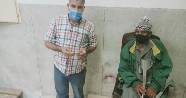 مسن يتكئ على عكازه للمشاركة فى الانتخابات: بحب بلدى وبحافظ عليها