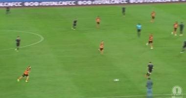 إغماء لاعب نهضة بركان عقب الاصطدام بلاعب بيراميدز .. فيديو