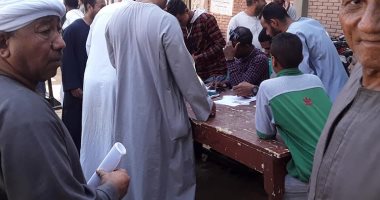صور.. تجمعات كبيرة لدعم مرشحى مجلس النواب فى الدقائق الأولى أمام لجان الأقصر