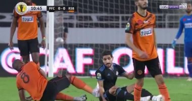 الحكم والـ" VAR " خارج الخدمة فى طرد لاعب نهضة بركان أمام بيراميدز ..فيديو 
