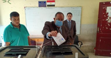 رئيس جامعة حلوان يدلى بصوته فى انتخابات النواب بمقر لجنته بالعجوزة