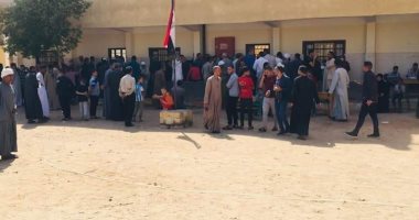 إقبال متزايد من الناخبين بمراكز وقرى المرشحين بمحافظة قنا.. صور