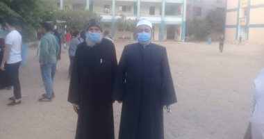 قمص وإمام مسجد يدليان بصوتهما فى انتخابات النواب ببنى سويف.. صور