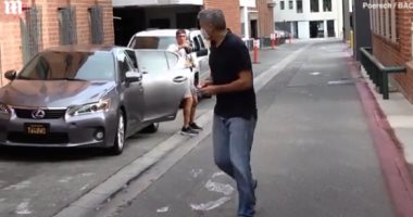 مصور باباراتزي يتخفى في سيارته لرصد إطلالة جورج كلوني.. صور