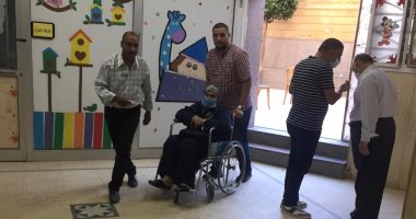 توفير كراسى متحركة لكبار السن وذوى الاحتياجات باللجان الانتخابية بالعجوزة