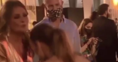 منة شلبى لحظة انحناءها لتقبيل يد يسرا فى مهرجان الجونة .. فيديو وصور 