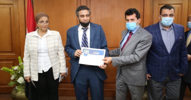وزير الرياضة يُـكرم منتخب مصر لرفع الأثقال للمكفوفين