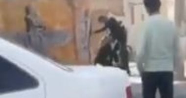 لقطات لمقتل شاب وإلقاؤه فى الشارع على يد الشرطة الإيرانية