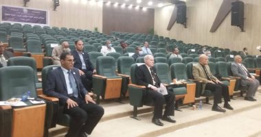 انعقاد مجلس جامعة أسوان.. والمحافظ يشيد بما حققته من إنشاءات.. صور