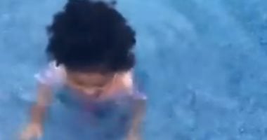 كايلى جينر تشارك ابنتها ستورمى اللعب فى حمام السباحة.. فيديو