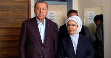 أردوغان يركب موجة تصريحات ماكرون.. دعوة تركية لمقاطعة فرنسا.. ووسائل إعلام معارضة تسأل الرئيس: هل ستتخلى زوجتك عن حقائبها الهرمس الفرنسية التى تبلغ تكلفة الواحدة منها 50 ألف دولار؟.. وخبير: يستغل الدين سياسيا