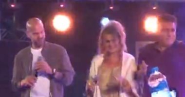يسرا وأبو وتامر حبيب يعيدون غناء "3 دقات" أمام جمهور مهرجان الجونة