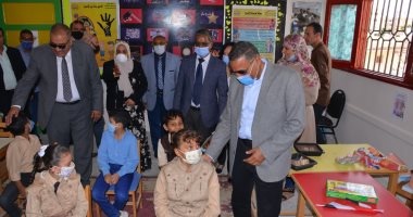 محافظ مطروح يتفقد مدرسة الشهيد الروينى لذوى الاحتياجات الخاصة .. صور
