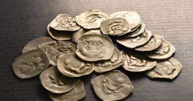 سائح يعثر على كنز من النقود النادرة تعود للقرون الوسطى فى سلوفاكيا.. صور