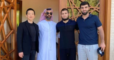 بعد اعتزاله.. حبيب نور محمدوف يلتقى مستشار الأمن الوطنى الإماراتى.. صورة