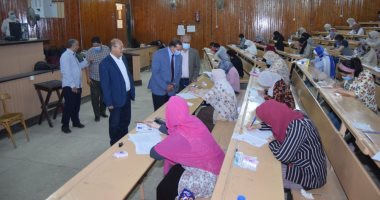 طلاب الفرقة السادسة بكلية طب سوهاج يؤدون امتحانات نهاية العام