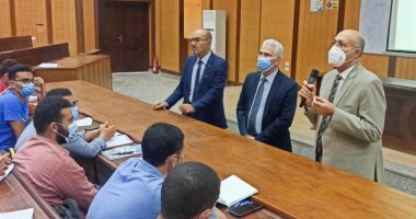رئيس جامعة طنطا يتابع انتظام الدراسة وتطبيق الإجراءات الاحترازية بكلية الهندسة