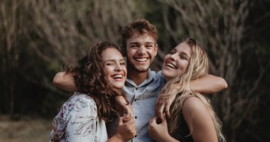 "صحابى كلهم بنات".. كيف ينظر الشباب لاختيار صديقة مقربة من الجنس الآخر؟ 