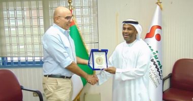 هشام نصر فى ضيافة الاتحاد الإماراتى لكرة اليد.. وتبادل الهدايا التذكارية 