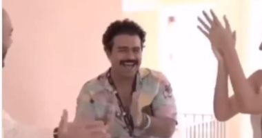 إسلام إبراهيم يحتفل بعروسين قابلهما صدفة بفندق إقامته بالجونة.. فيديو