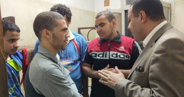 نائب رئيس جامعة أسيوط يطمئن على الطلاب المكفوفين داخل غرف المدن الجامعية