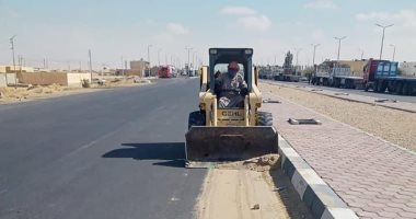 رفع 15 طن رمال ومخلفات من على مسارات طرق بوسط سيناء.. صور 