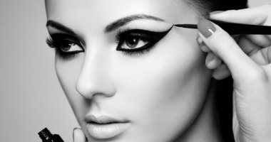 5 أخطاء تجعل مهمة رسم الآيلاينر أصعب.. "ما تبصيش للمراية بشكل مباشر"