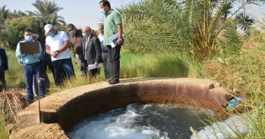 محافظ الوادى الجديد يشهد تجربة عملية لجهاز التحكم عن بعد فى تشغيل الأبار