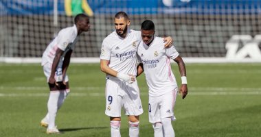 بنزيما يتجاهل الحديث عن فينيسوس ويشيد بأداء ريال مدريد