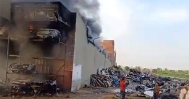 الدفع بـ 10 سيارات إطفاء لإخماد حريق مخزن خردة بمنطقة صفط اللبن 