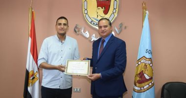 رئيس جامعة سوهاج يكرم الفائزين بجوائز الجامعة التنافسية.. صور