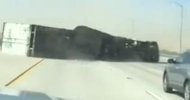 فيديو مروع للحظة انقلاب شاحنة على طريق فى كاليفورنيا بسبب قوة الرياح