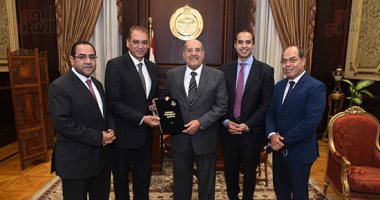 وزير المجالس النيابية يسلم رئيس الشيوخ  تقرير اللجنة الإدارية عن مجمل الأعمال