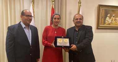  الأولمبية تكرم أية مدني لتجديد عضويتها باللجنة الأولمبية الدولية
