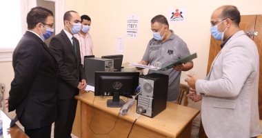 نائب محافظ سوهاج يتفقد سير العمل بإدارة خدمة المواطنين بحى الكوثر