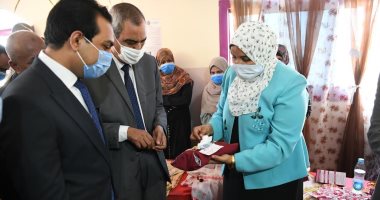 نائب محافظ قنا يفتتح معرض منتجات "شباب صناع" ويتفقد ورش الفركة والفخار