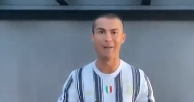  كريستيانو رونالدو يساند فريقه يوفنتوس أمام برشلونة.. فيديو