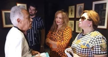 ليلى علوى وإلهام شاهين وبوسى شلبى فى زيارة لمعرض أنسى أبوسيف بمهرجان الجونة