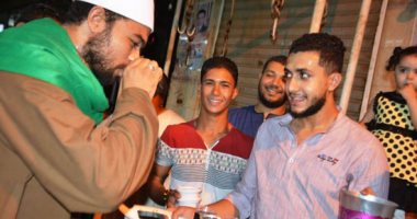 أقباط إسنا يوزعون العصائر على أخواتهم المسلمين فى المولد النبوى الشريف..صور