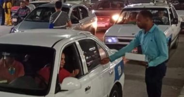 أقباط يوزعون حلوى المولد النبوى على المسلمين بشوارع مدينة بنى سويف.. صور