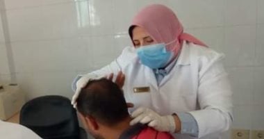 توقيع الكشف الطبى على 1365 مريضا خلال عمل قافلة طبية بالبحيرة