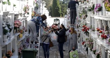 مواطنو إسبانيا يزينون المقابر بالورود احتفالاً بيوم القديسين.. ألبوم صور