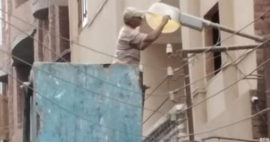 حملة لصيانة وإصلاح أعمدة الإنارة بشوارع المحلة