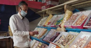 إعدام أغذية غير صالحة فى حملات على محلات حلوى المولد بنى سويف.. صور