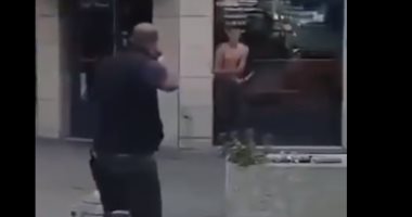 لحظة مقتل شخص هدد الشرطة الفرنسية بسكين فى أفينيون جنوب البلاد.. فيديو
