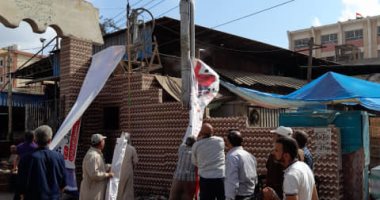 صور.. حملة لإزالة بنرات مرشحى النواب ورفع إشغالات المحلات بالمحلة