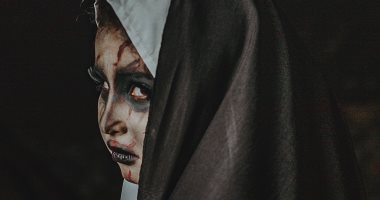 جلسة تصوير مرعبة لطفلة على قضيب قطار احتفالا بالهالوين على طريقة فيلم "nun"