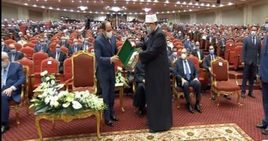 وزير الأوقاف: حب رسول الله جزء لا يتجزأ من الإيمان.. مختار جمعة: نبينا علمنا الجود الإنسانى والذوق الراقى فى آن واحد.. ويؤكد: من يحب النبى محمد لا يمكن أن يكون كذابا ولا غشاشا ولا خائنا