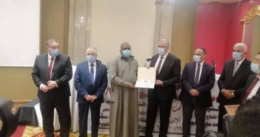 وزير الزراعة يكرم مزارعا ومهندسا زراعيا من الوادى الجديد لتميزهما فى زراعة القمح